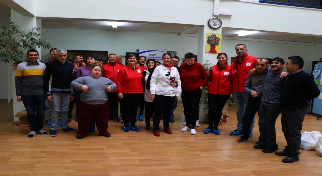 Türk Kızılayı özel öğrencilere giyecek yardımı yaptı