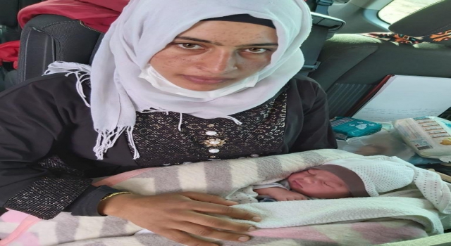 Gözünü göç yolunda açan bebek ve ailesine Türkiye sahip çıktı