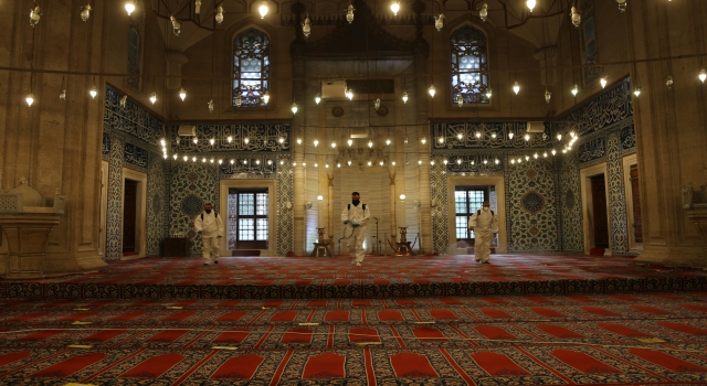 Selimiye Camisi cuma namazı öncesi dezenfekte edildi