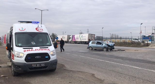 Edirne’de tıra çarpan otomobil sürücüsü yaralandı