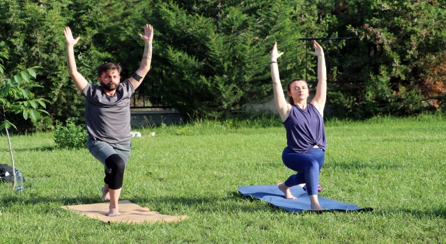 Dünya Yoga Günü’nü üniversite kampüsünde yoga yaparak kutladılar