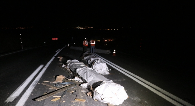 Edirne’de tırdan dökülen alüminyum çubuklar sınır kapısına giden yolda trafiği aksattı