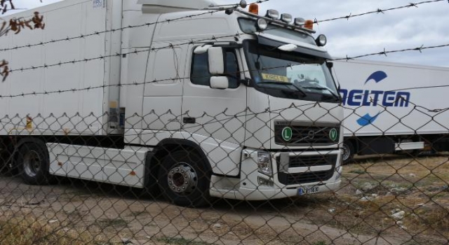 Edirne’de TIR’lara kaçak göçmen binişini önlemek için tesislere ’duvar’ uyarısı