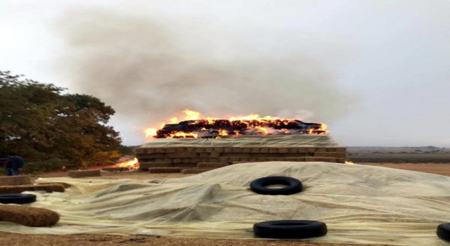 Lüleburgaz’da yıldırım isabet eden saman balyaları yandı