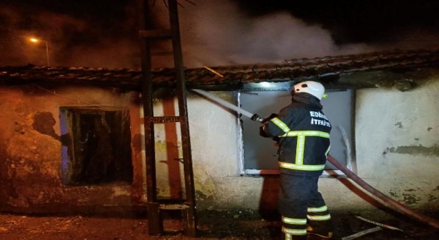 Edirne’de çıkan yangında, tek katlı ev kül oldu