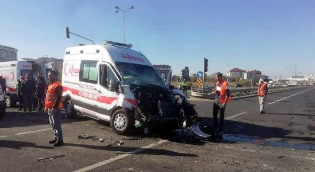 Ambulansla kamyon çarpıştı; 2 sağlık çalışanı yaralandı