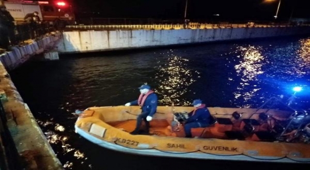 İskelenin ayağında mahsur kalan kedi, denizden operasyonla kurtarıldı