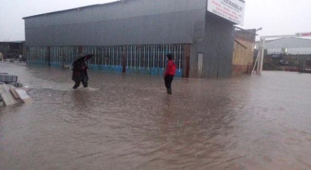 Uzunköprü’de sağanak; dereler taştı, yollar ulaşıma kapatıldı (2)