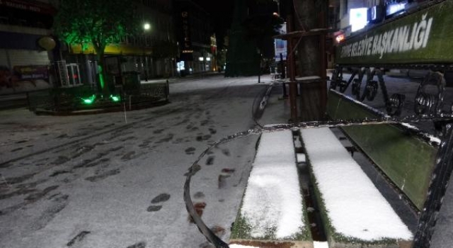 Edirne’de kar kenti beyaza bürüdü