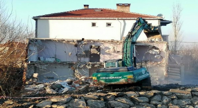 Lüleburgaz’da sel sonrası yan yatan 3 bina yıkılıyor