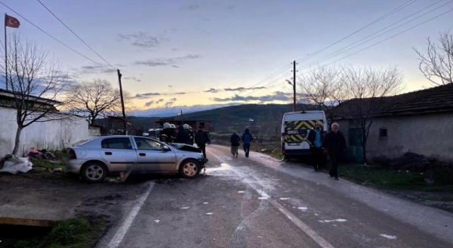 Servis minibüsü ile otomobil çarpıştı: 15 yaralı