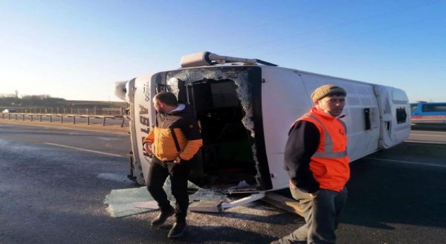 Kırklareli’de yan yatan servise minibüs ve otomobil çarptı: 6 yaralı