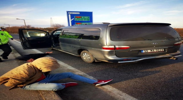 Sürücüsünün ‘dur’ ihtarına uymadığı minibüsten 3 kaçak göçmen çıktı