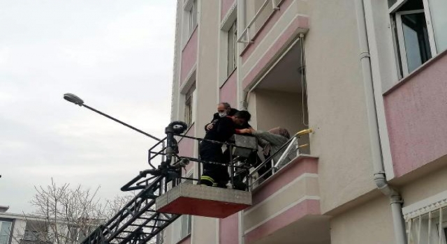 Apartmanda yangın; mahsur kalanlar itfaiye merdiveniyle kurtarıldı