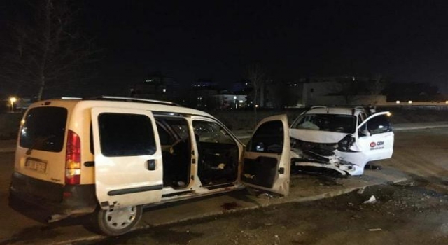 Çerkezköy’de iki araç kafa kafaya çarpıştı: 4 yaralı