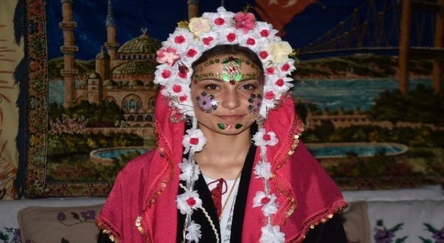 Edirne’de Pomakların ilginç düğün geleneği, gelinin yüzünün tamamı pulla süslendi