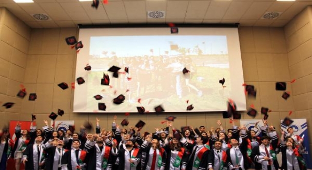 Kırklareli Üniversitesi Hukuk Fakültesi ilk mezunlarını verdi