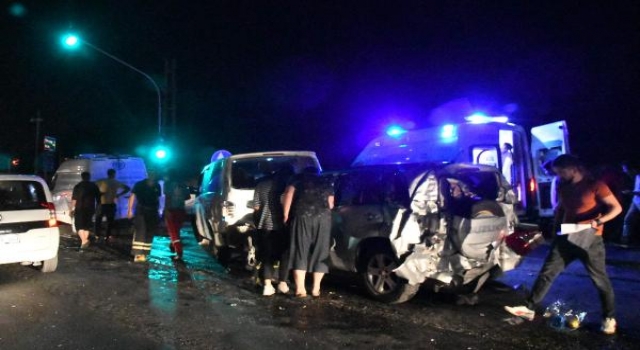 Kontrolden çıkan TIR kırmızı ışıktaki araçlara çarptı: 12 yaralı