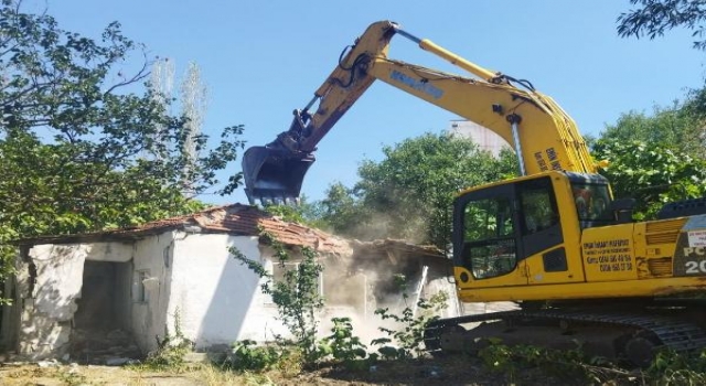 Keşan’da güvenliği tehdit eden metruk binalar yıkılıyor