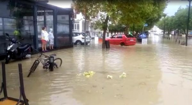 Şarköy’de sağanak ve dolu; yollar göle döndü (2)