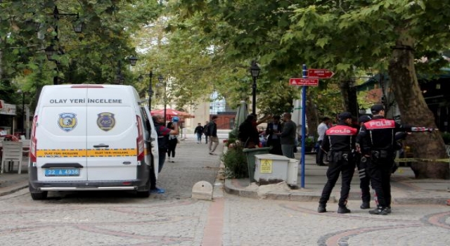 Kafede karşılaştığı husumetlisini ayağından vurdu