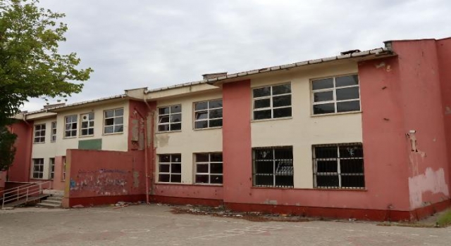 Boşaltılan okul binası, hırsızların hedefi oldu