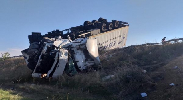 Edirne’de bariyere çarpıp ters dönen TIR’ın sürücüsü yaralandı