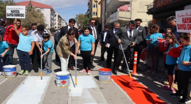 Edirne’de yaya önceliği için yaya geçidi çizgisini kırmızıya boyadılar