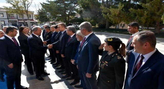 Bakan Akar: Yunanistan’ın, uzattığımız barış elini tutmasını bekliyoruz (2)