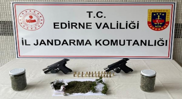 Edirne’de bir evde 300 gram esrar ve 2 ruhsatsız tabanca ele geçirildi