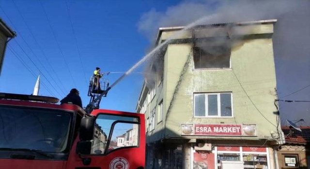 ŞARJDA UNUTTUĞU KABLOLAR YANGIN ÇIKARTTI!