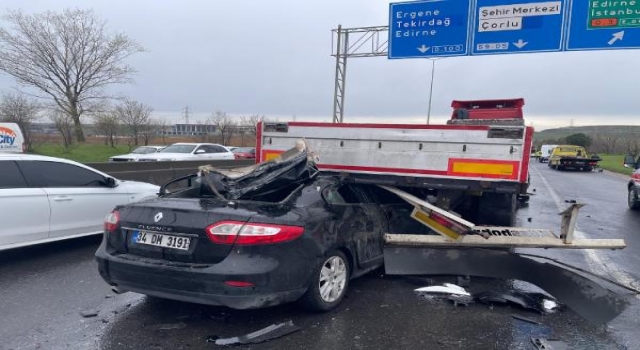 Çorlu’da TIR’a çarpan otomobilde 3 kişi yaralandı