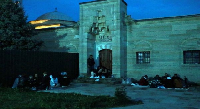 Batı Trakyalı soydaşlar oruçlarını Selimiye Camisi bahçesinde açtı