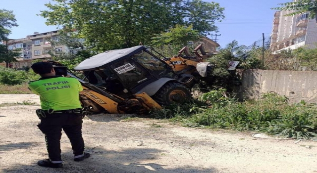 Okul bahçesine düşen iş makinesinin operatörü yaralandı