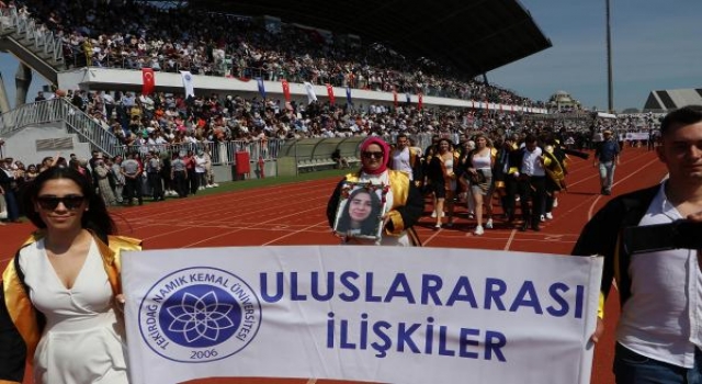 Mezuniyet töreninde depremde ölen arkadaşlarını unutmadılar