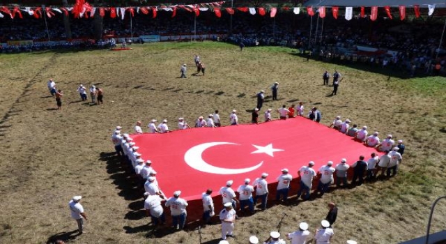 Kırkpınar Er Meydanı’nda dev Türk bayrağı açıldı