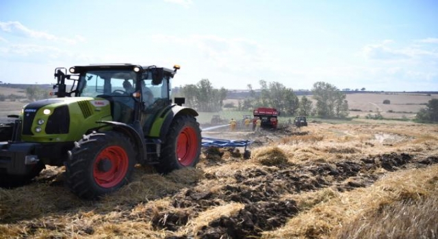 Edirne’de anız yangını, buğday tarlalarına sıçramadan söndürüldü