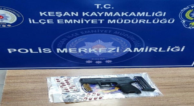Edirne’de üzerlerinde silah ve uyuşturucu ele geçirilen 2 şüpheliye gözaltı