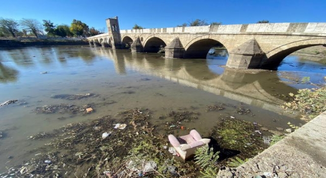 Tunca Nehri’nde su seviyesi azaldı, atılan çöpler ortaya çıktı