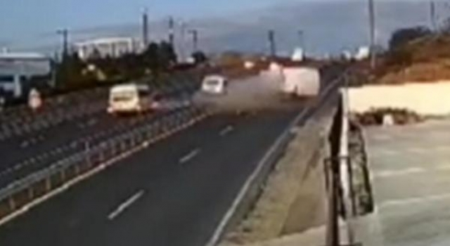 Ters şeride giren minibüs ile hafif ticari araç çarpıştı; 1 ölü, 1 yaralı