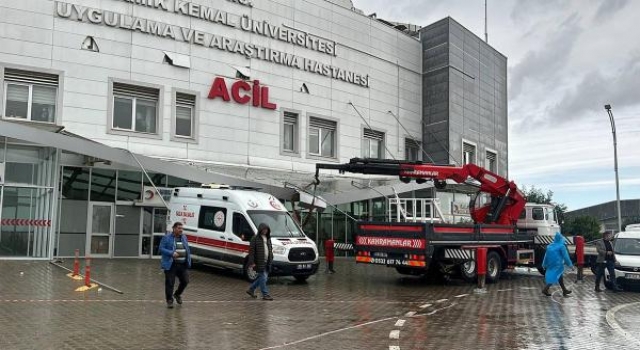 ACİL SERVİSİN GİRİŞ TAVANI AMBULANSIN ÜZERİNE DÜŞTÜ