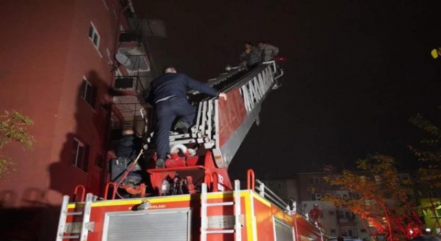 Yangında binada mahsur kalanlar itfaiye merdivenleri ile kurtarıldı