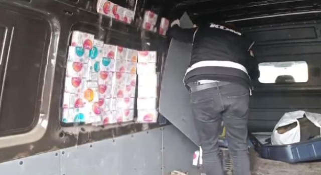 Minibüsün gizli bölmelerinde 6 bin paket kaçak sigara ele geçirildi