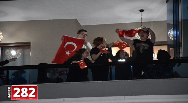 Çorlu'da vatandaşlar 23 Nisan'da İstiklal Marşı'nı balkonlarında okudu