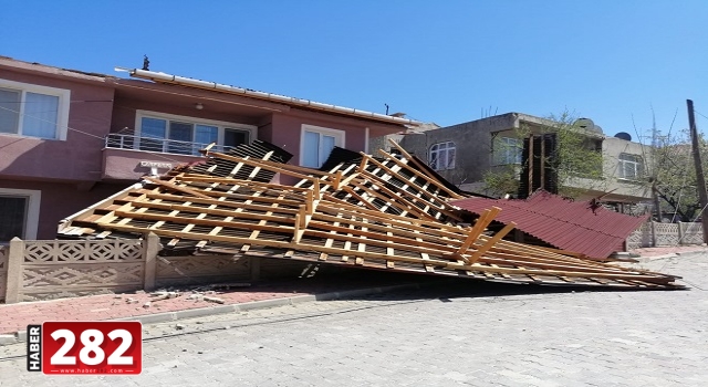 Hayrabolu'da şiddetli rüzgar evin çatısını uçurdu