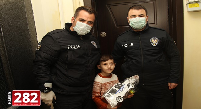 Polis amcaları İlker'in oyuncak araba isteğini karşıladı