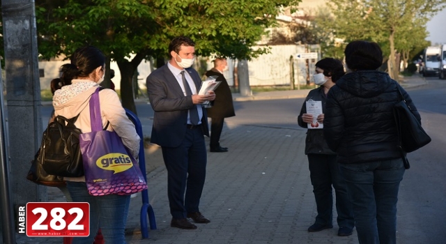 Sarıkurt, 1 Mayıs Emek ve Dayanışma Günü öncesinde işçilere maske dağıttı.