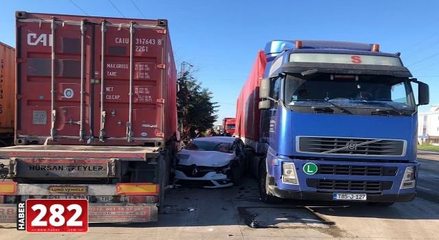 Tekirdağ'da park halindeki tırlara çarpan otomobildeki 2 kişi yaralandı