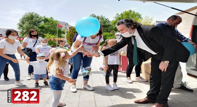 Çocuklara özgürlük saatlerinde rüzgârgülü ve balon sürprizi