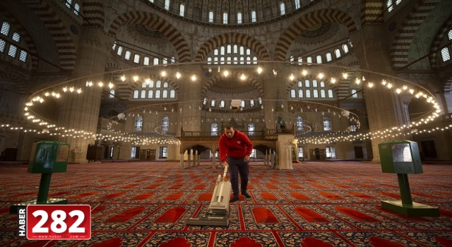 Cuma namazıyla ibadete açılacak Selimiye Camisi dezenfekte edildi